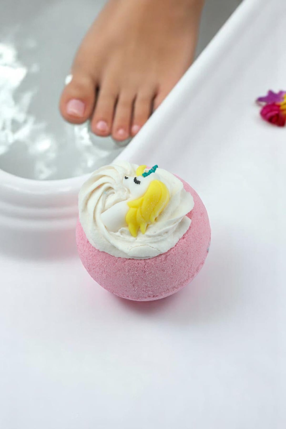 El Yapımı Cupcake Banyo Bombası 135/145gr – Lotus Kokulu, Oyuncaklı