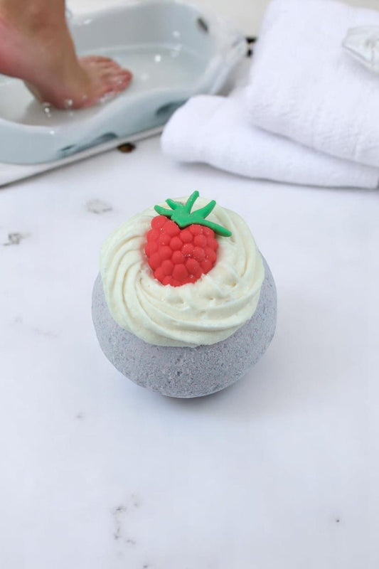 El Yapımı Cupcake Banyo Bombası 135/145gr – Lavanta Kokulu, Oyuncaklı